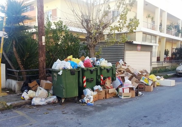 Γέμισε σκουπίδια η Θεσσαλονίκη: Κυκλοφορούν μόνο τα μισά απορριματοφόρα του δήμου